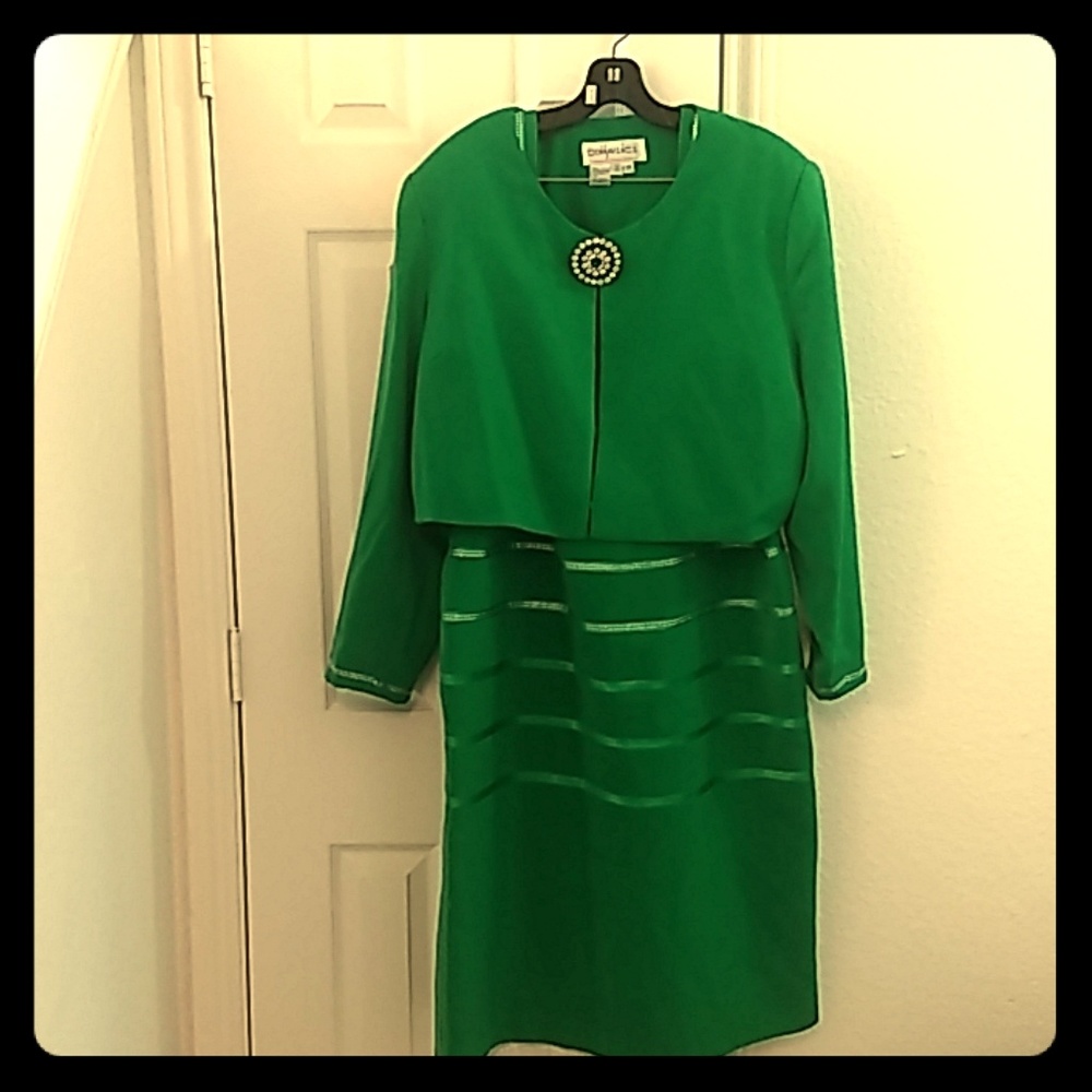 Gorgeous green spring 2 piece dress.